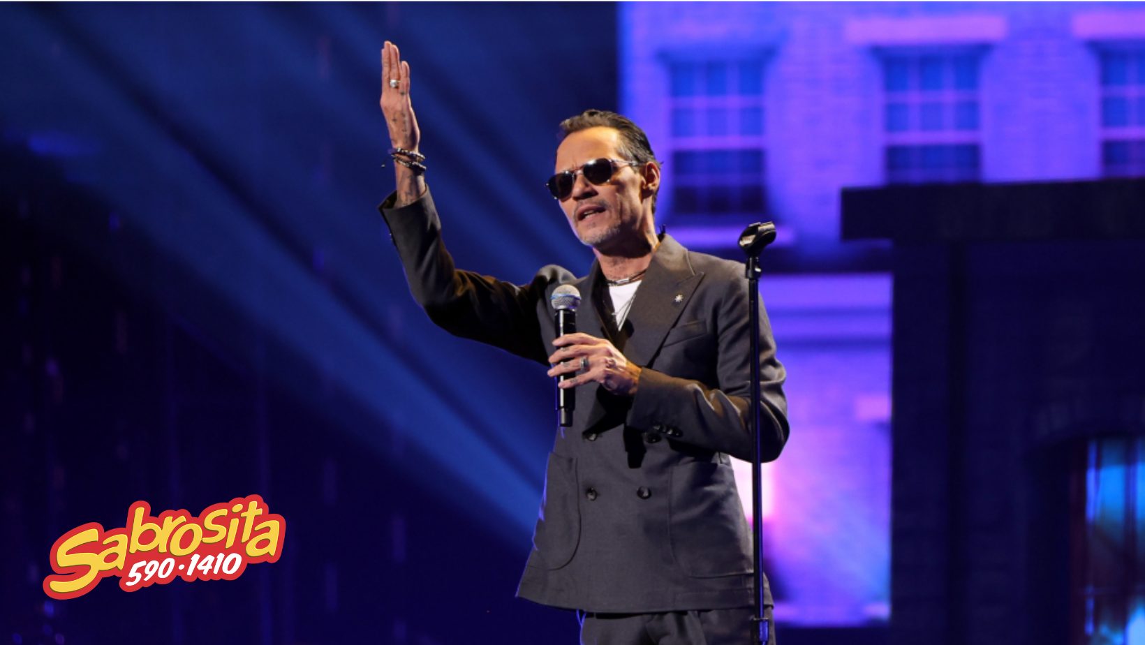 Marc Anthony recibe un botellazo en pleno concierto