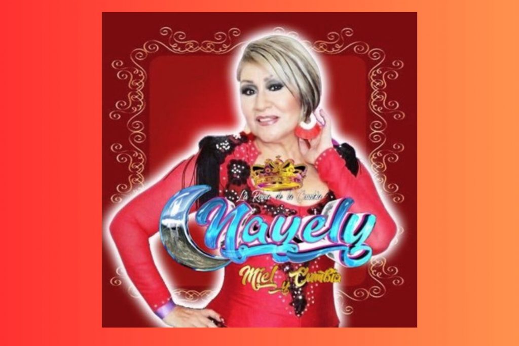  La cantante Nayely, "La Reina de la Cumbia", en una foto promocional con su logo. La nota celebra la trayectoria de la artista y sus grandes éxitos sonideros.
