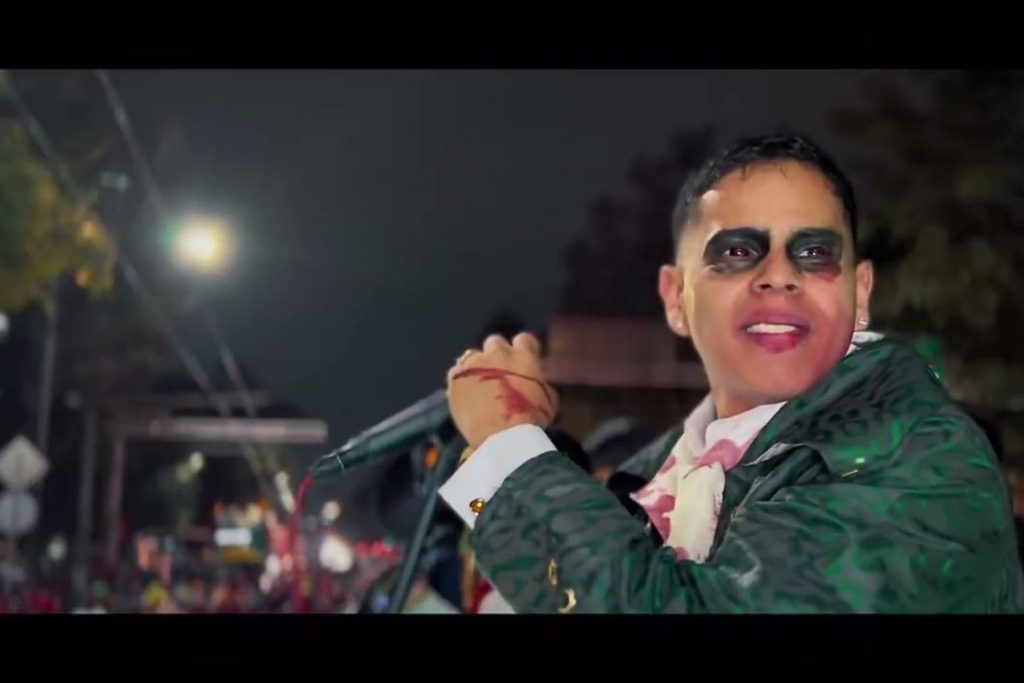 Jorge Carmona, "La Voz de Tepito", cantando durante una presentación. El artista será invitado especial en el concierto de 50 años de Tito Nieves en la Arena CDMX, uniendo el talento de barrio con una leyenda de la salsa.