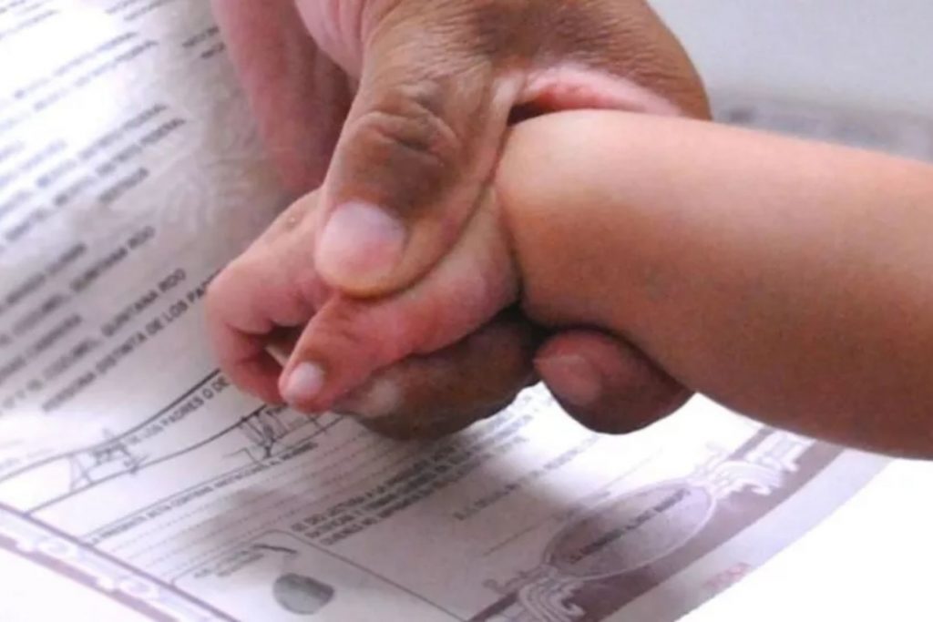 Proceso de registro de un bebé en una oficina del registro civil.