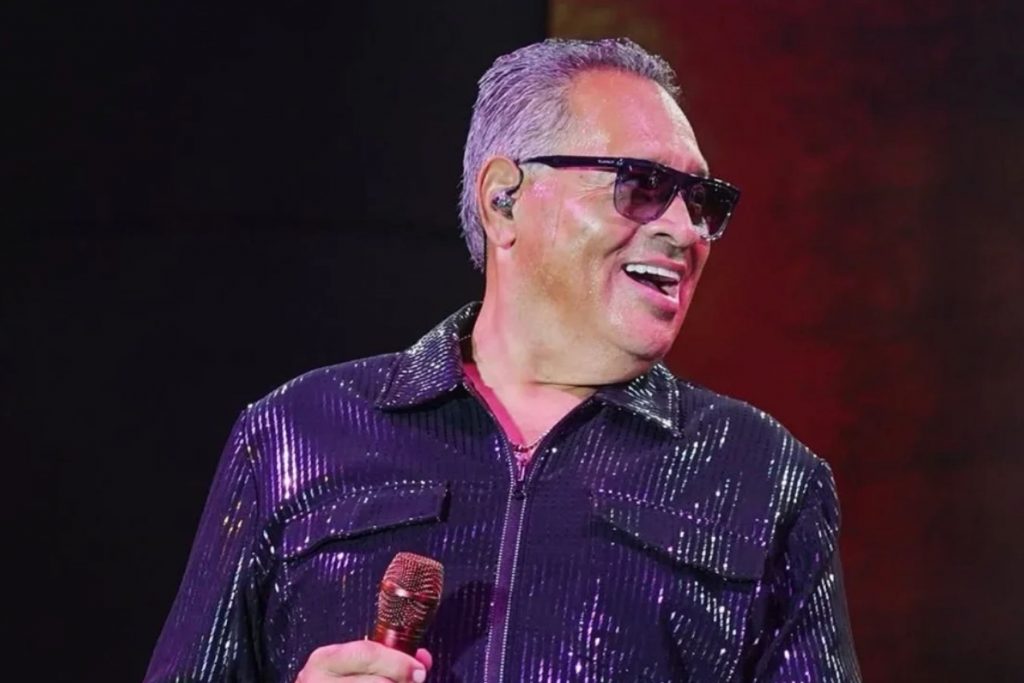 El cantante Tito Nieves, "El Pavarotti de la Salsa", sonriendo durante un concierto. El artista celebrará sus 50 años de trayectoria con una presentación en la Arena CDMX, como parte de su gira de despedida en México.