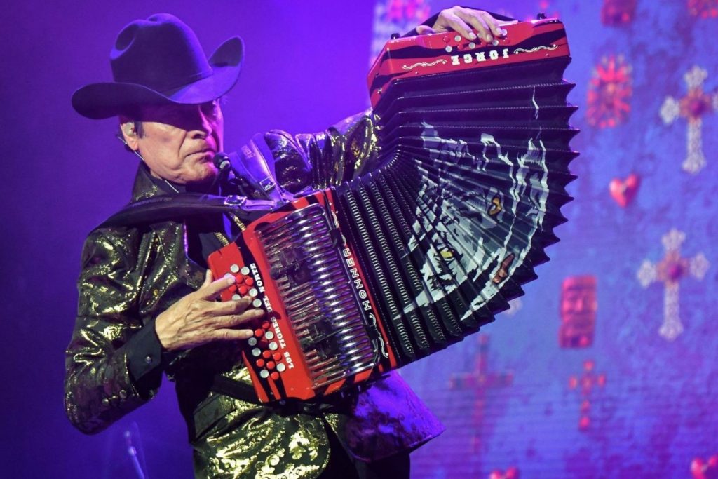 Jorge Hernández, vocalista y acordeonista de Los Tigres del Norte, durante una presentación. El músico es conocido por su energía en el escenario.