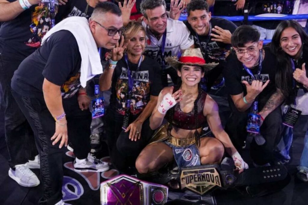 Alana Flores celebra junto a su equipo y familia tras su pelea en Supernova Strikers. La nota detalla la cifra que habría ganado por su participación en el popular evento de boxeo entre influencers.