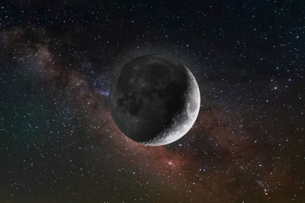 Ilustración de la Luna Negra sobre un fondo estelar con la Vía Láctea. Este fenómeno astronómico de luna nueva crea las condiciones ideales para observar galaxias y estrellas en el cielo nocturno.