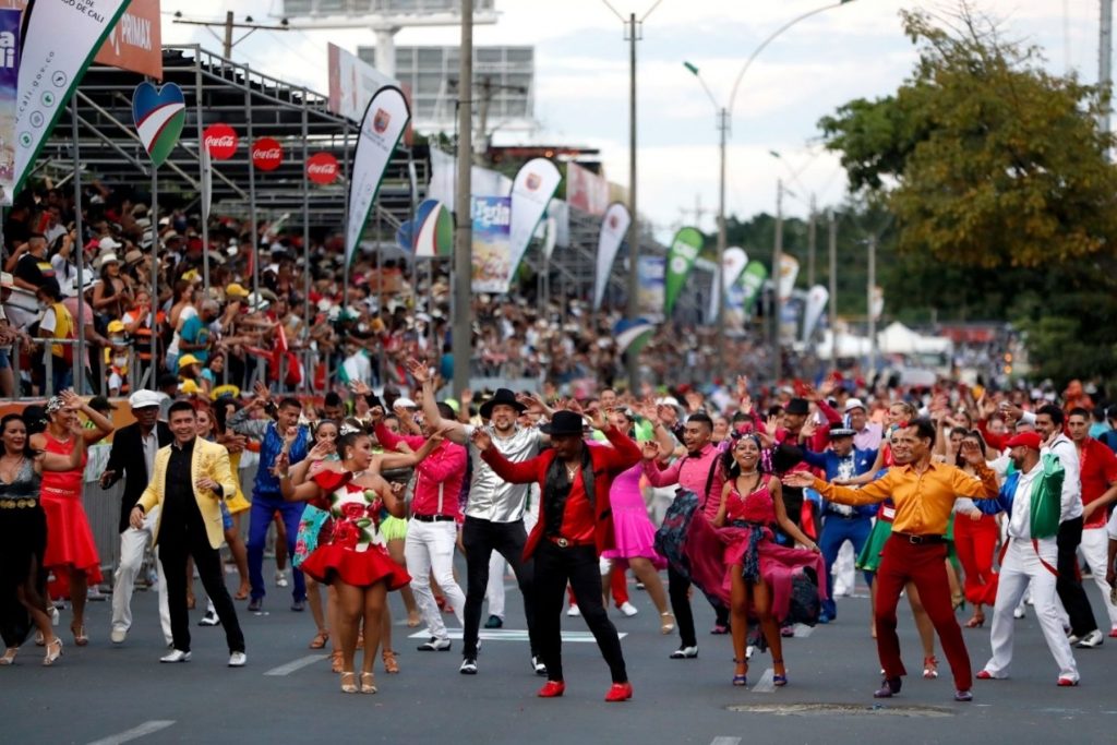 Bailarines de salsa en un desfile callejero durante la Feria de Cali. 