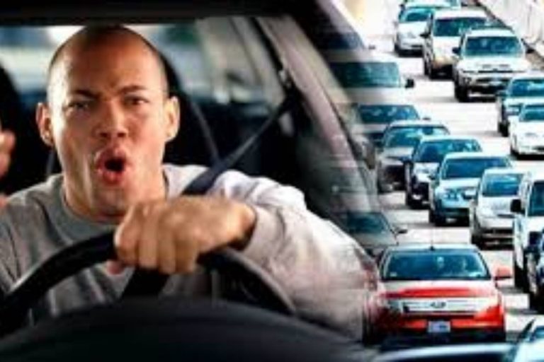 Un conductor enojado y gritando en medio del tráfico pesado. La nota explora cómo el regreso a clases aumenta los niveles de estrés en la ciudad.