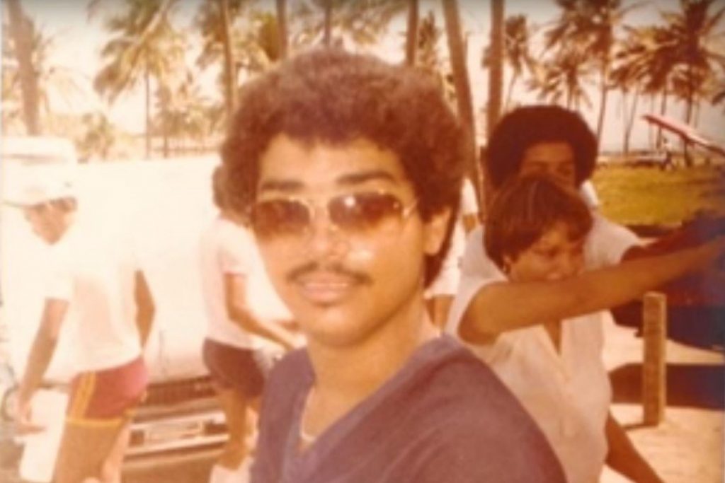 Una fotografía de un joven Gilberto Santa Rosa con lentes de sol. La nota recuerda los primeros años de carrera del "Caballero de la Salsa" y su estilo.
