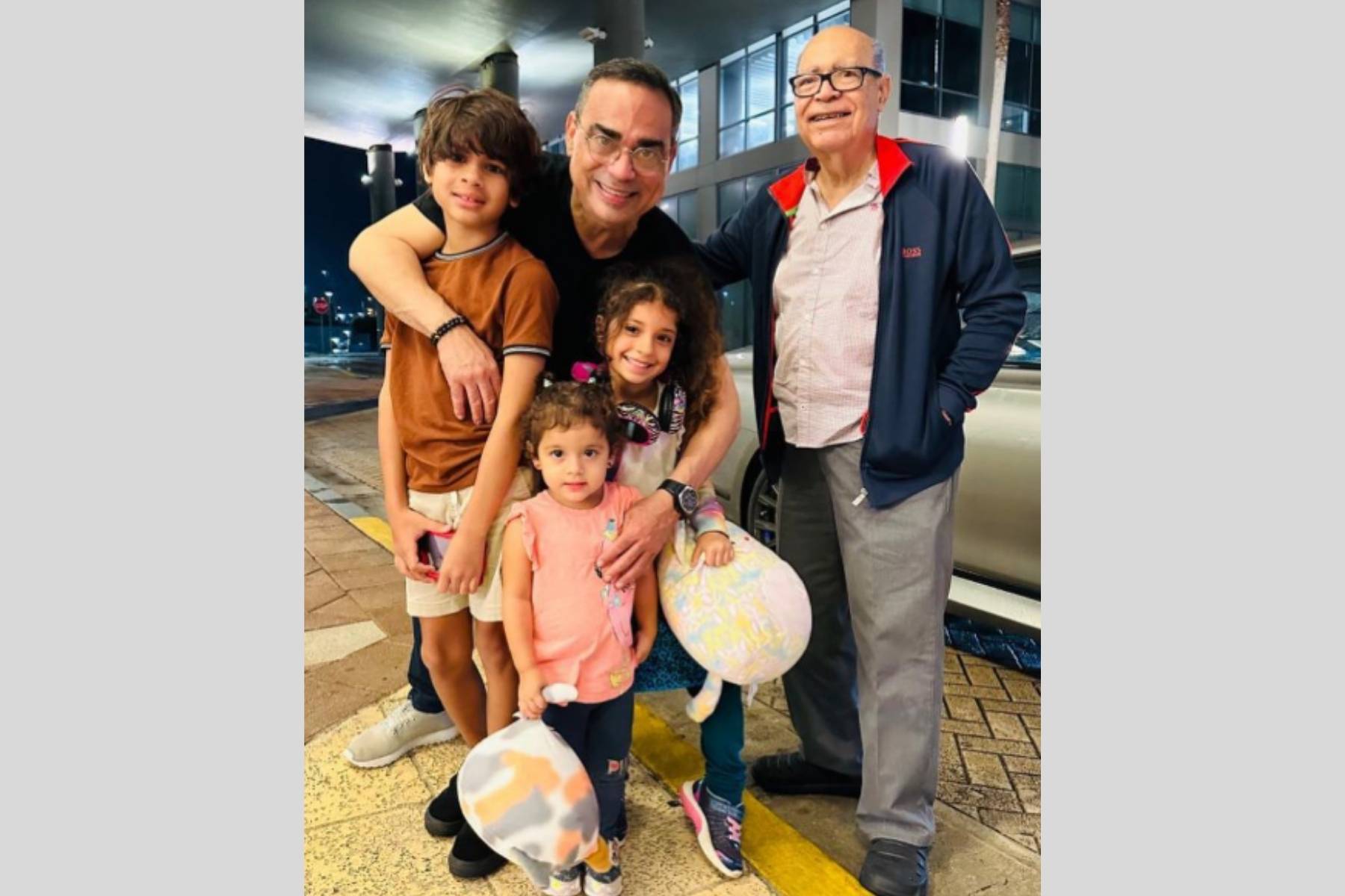 El cantante Gilberto Santa Rosa junto a su padre y sus nietos. La nota explora el lado familiar del "Caballero de la Salsa" y su vida fuera de los escenarios.