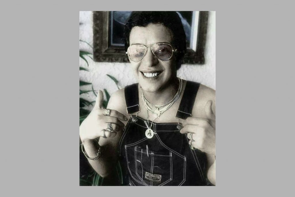 El cantante de salsa Héctor Lavoe sonriendo con su característico estilo.