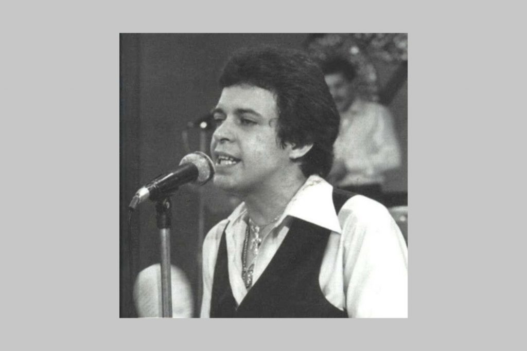  El salsero Héctor Lavoe cantando en una presentación en vivo.