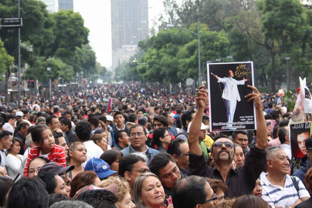 Una multitud de fans despidiendo a Juan Gabriel en Bellas Artes. La nota recuerda el legado del Divo de Juárez en su aniversario luctuoso.