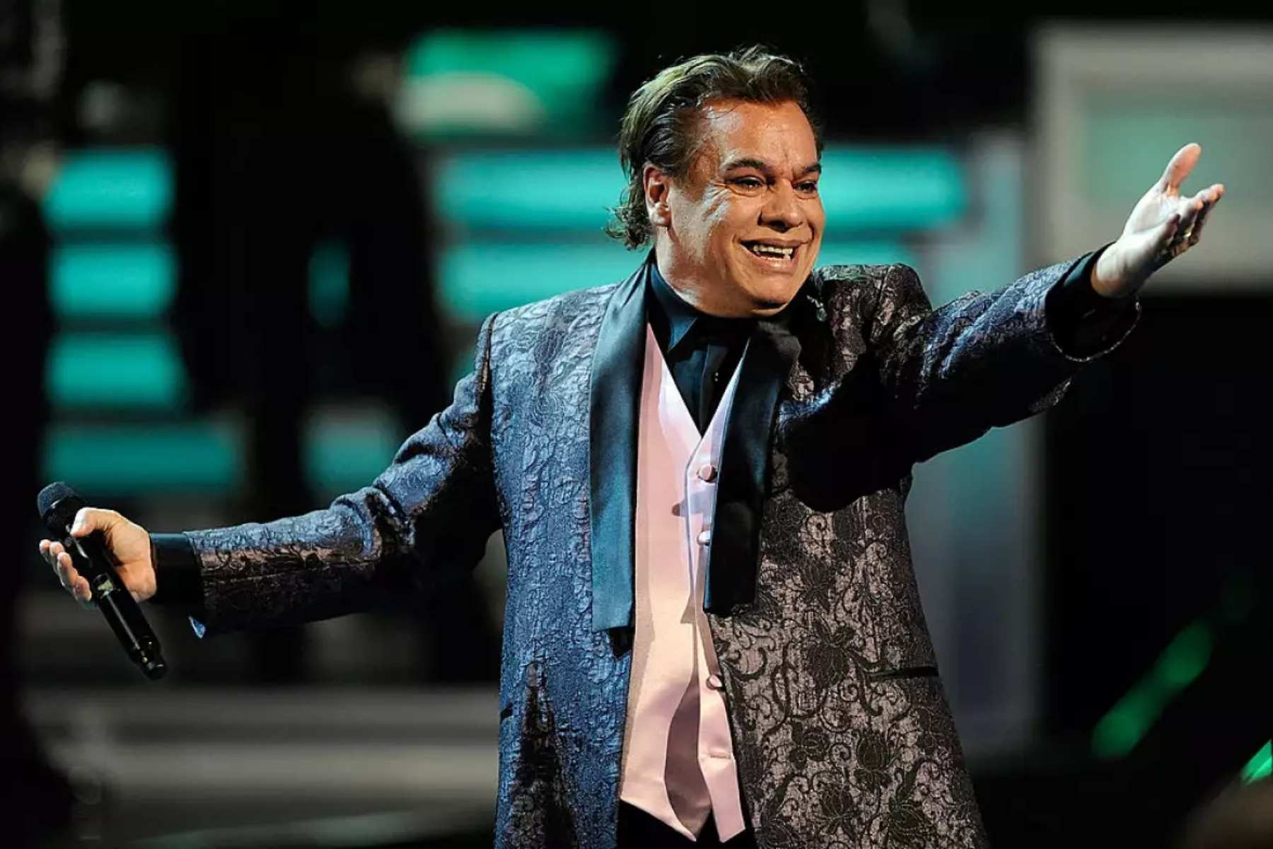 El inolvidable Juan Gabriel cantando en el escenario. La nota celebra el legado musical del Divo de Juárez a años de su partida.