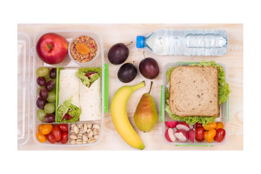 Dos opciones de lunch escolar balanceado con sándwich, wrap, frutas y verduras. La nota explica cómo armar un lunch completo y saludable para tus hijos.