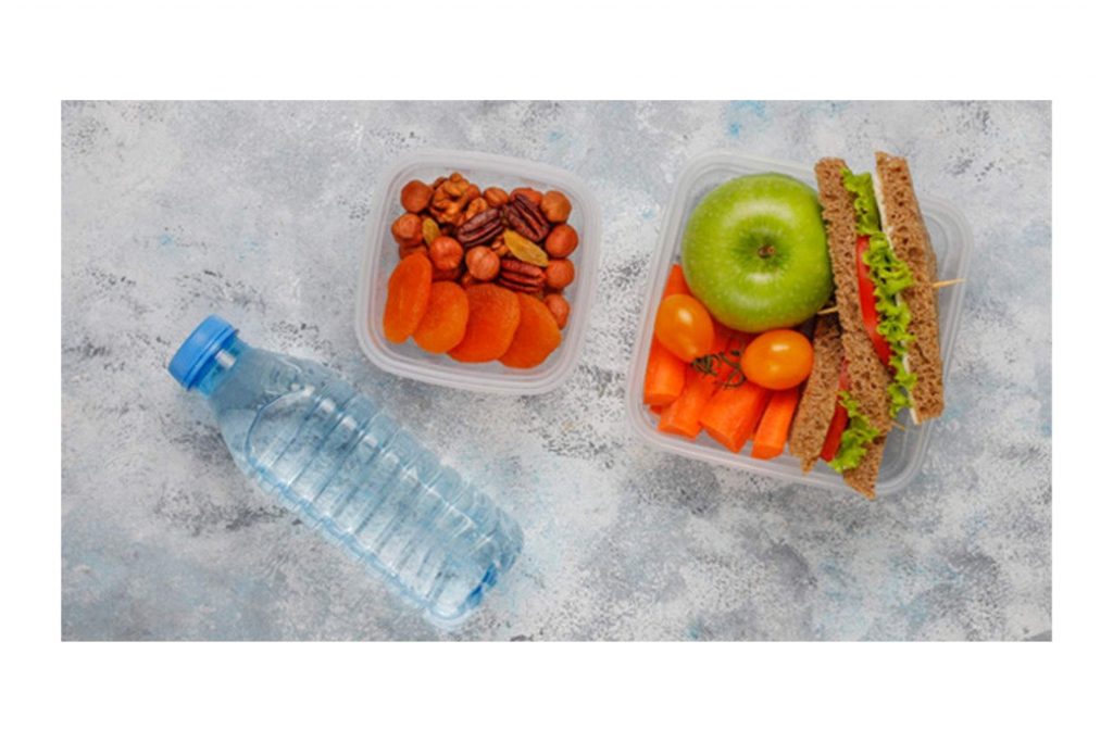 Un lunch escolar fácil y rápido de preparar con sándwich, manzana y verduras. La nota ofrece ideas de lunch para mamás ocupadas que cuidan la alimentación familiar.