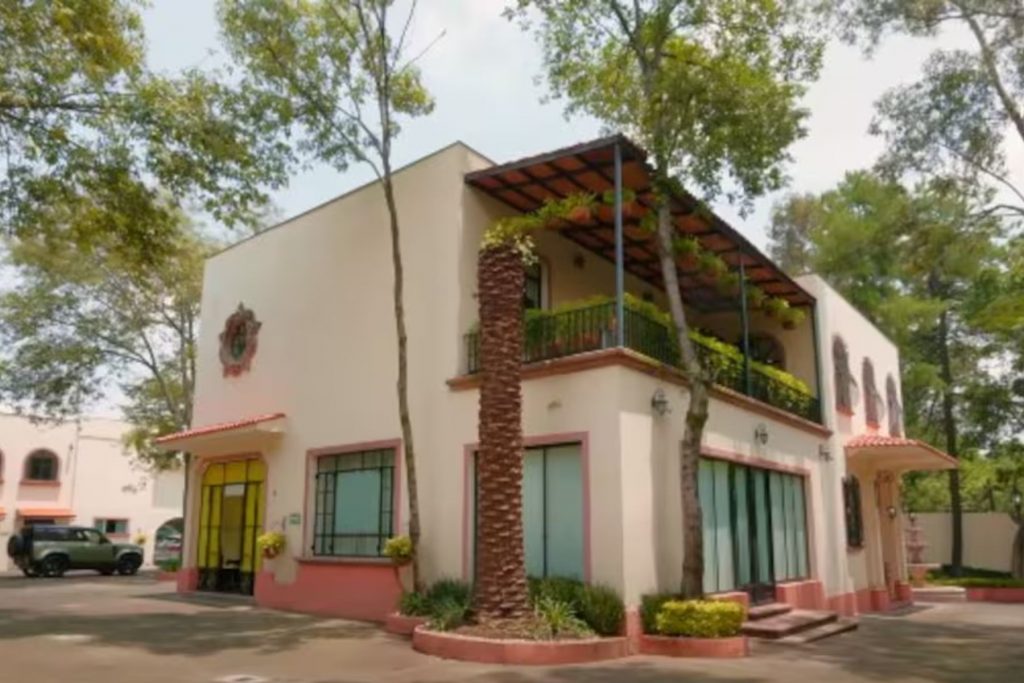 La fachada de la mansión que perteneció a Irma Serrano en Polanco.
