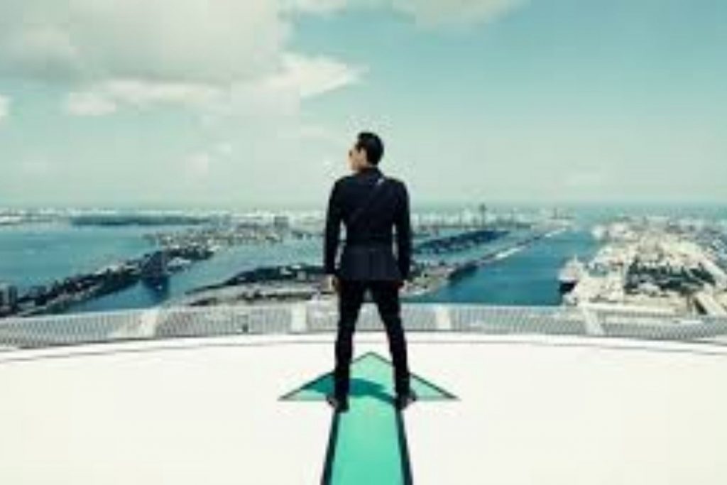 El cantante Marc Anthony de espaldas, mirando el horizonte de una ciudad.