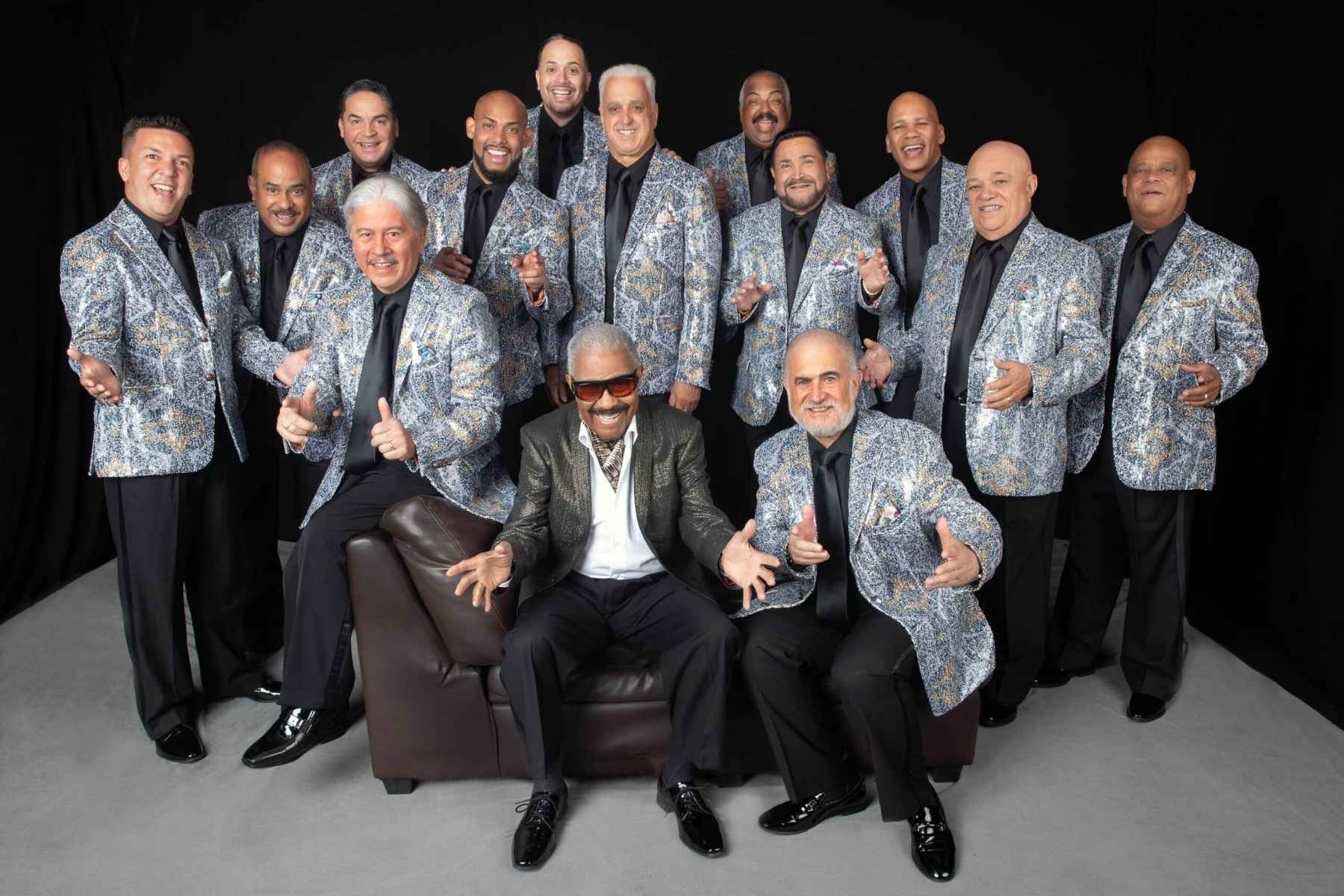 La orquesta completa de El Gran Combo de Puerto Rico en una foto actual. La nota informa sobre la nueva gira o los próximos conciertos de "Los Mulatos del Sabor".