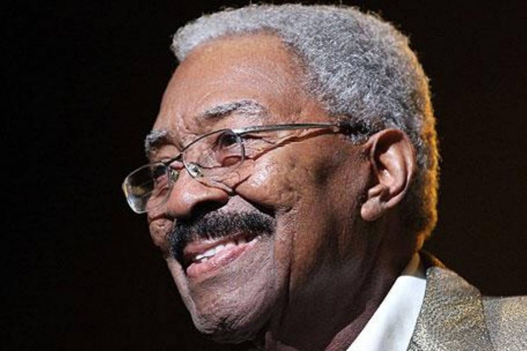 El maestro Rafael Ithier, fundador y director de El Gran Combo de Puerto Rico. La nota celebra la increíble trayectoria del hombre que ha mantenido viva la salsa por más de 60 años.