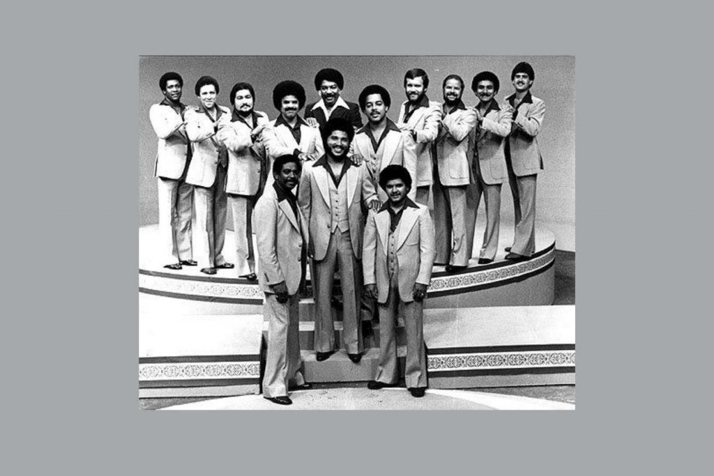 Una foto de El Gran Combo de Puerto Rico en su época dorada de los años 70. La nota recuerda la alineación clásica con Charlie Aponte y Jerry Rivas que grabó éxitos inmortales.