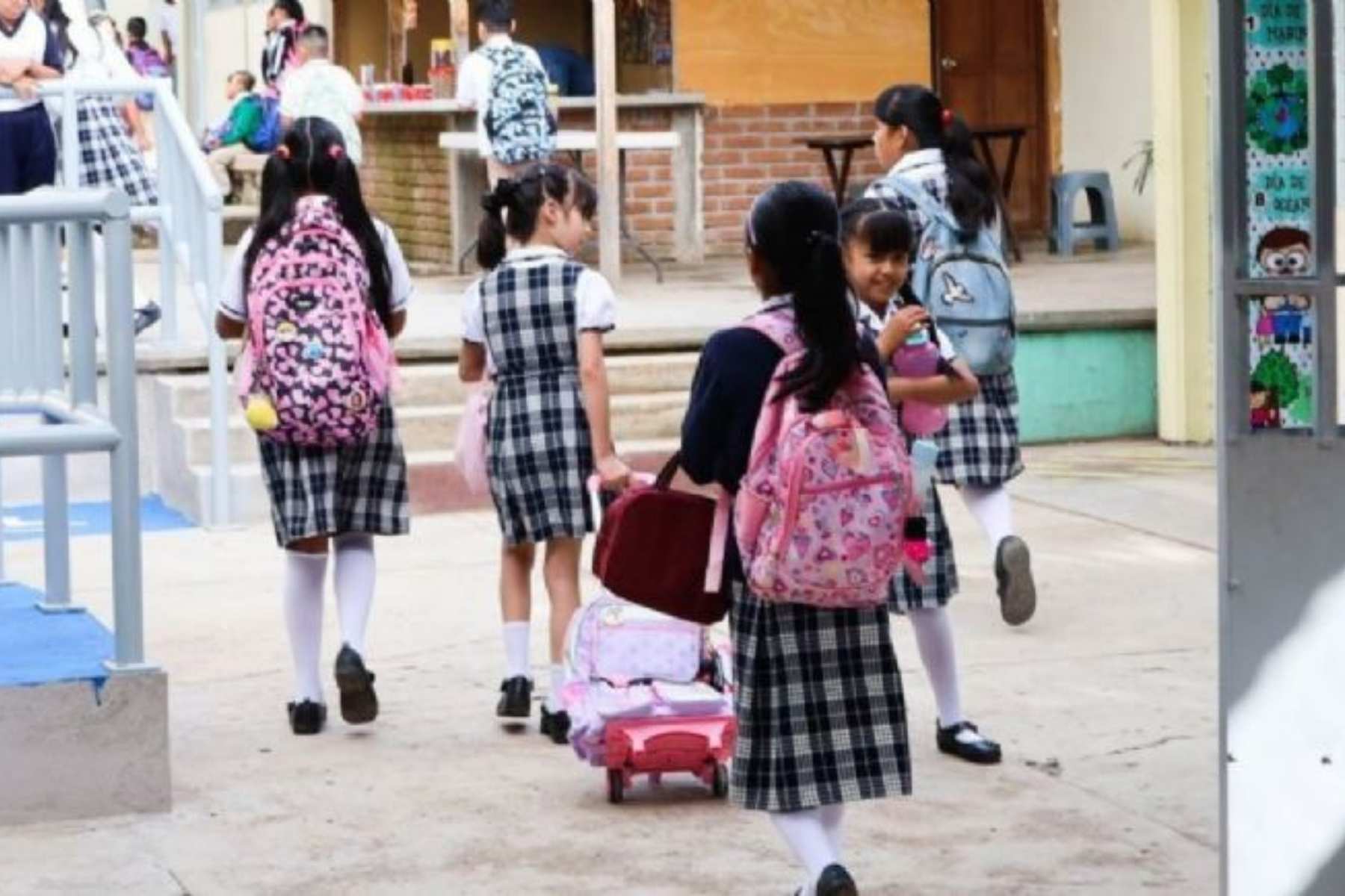 Alumnas de primaria durante el receso escolar. El artículo informa sobre las fechas de vacaciones y los puentes del próximo ciclo escolar.