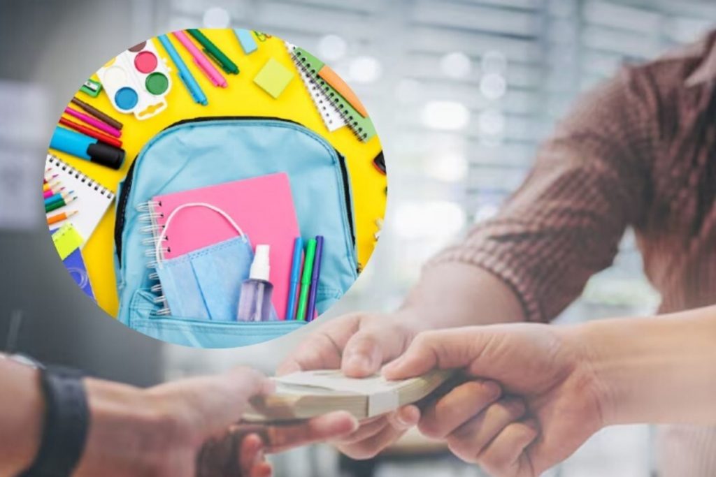 Manos intercambiando dinero con una mochila de útiles escolares al fondo. El artículo detalla cuánto costará surtir la lista oficial de la SEP este año.