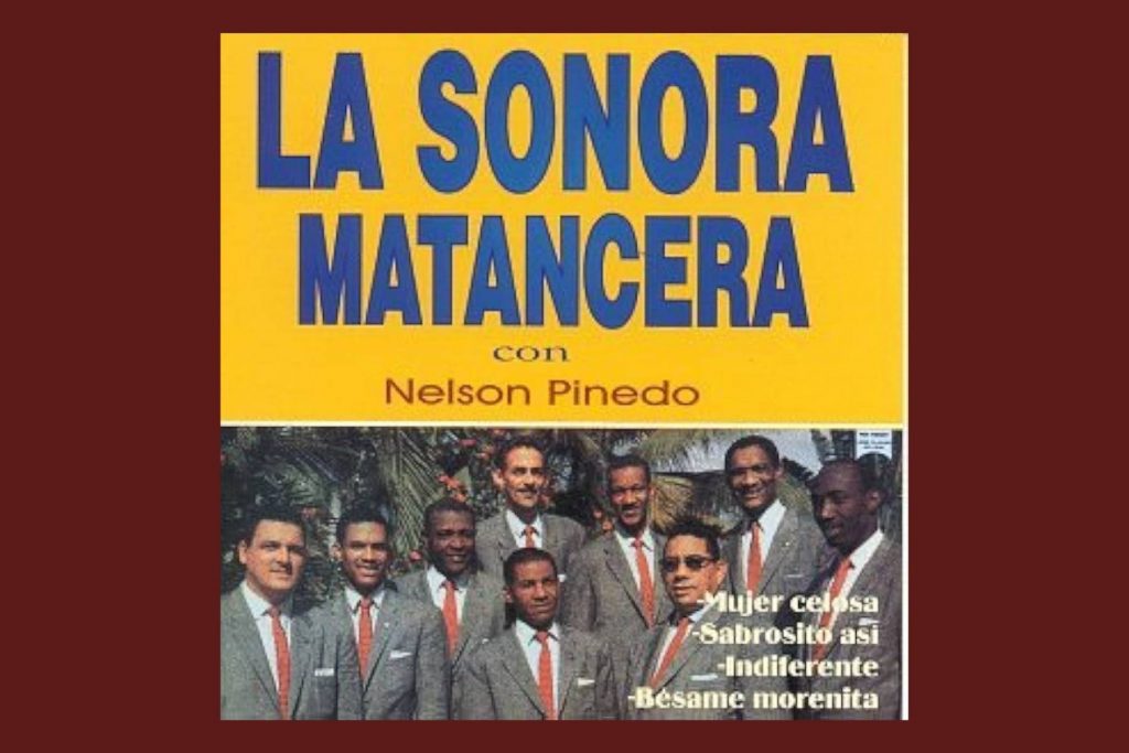 La portada del disco de La Sonora Matancera con el cantante Nelson Pinedo. La nota recuerda los grandes éxitos de "El Almirante del Ritmo" que pusieron a bailar a toda América Latina.