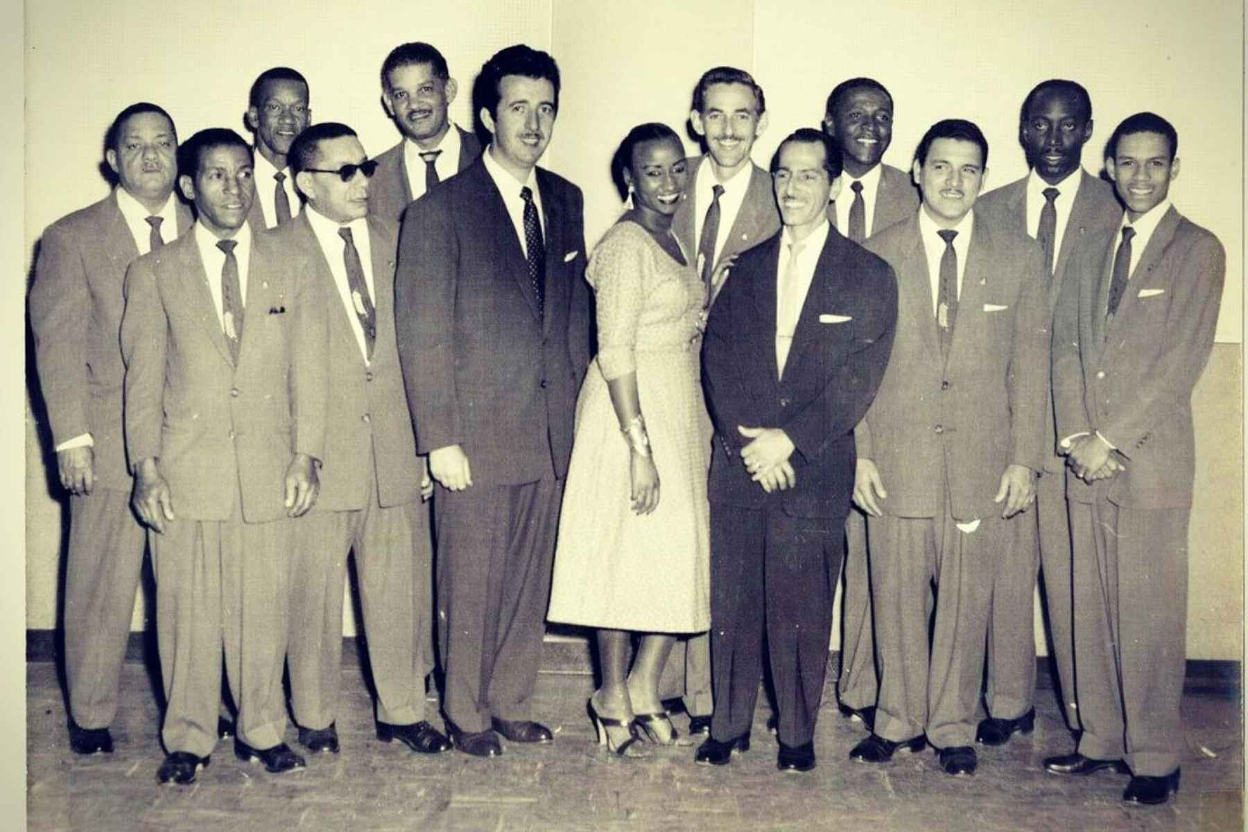 La legendaria Sonora Matancera junto a la cantante Celia Cruz en una foto de época. La nota celebra la historia de la agrupación y sus grandes éxitos.