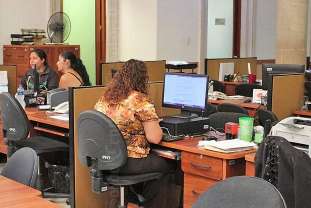 Personas trabajando en una oficina de gobierno en México.