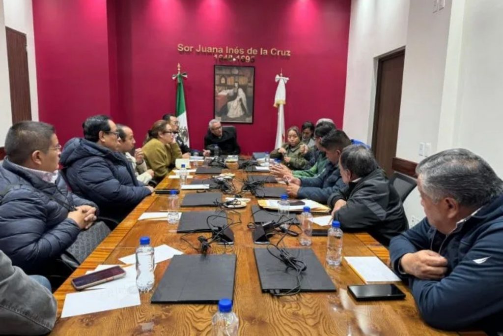 Un grupo de funcionarios públicos en una mesa de trabajo.