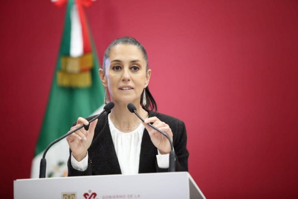 La presidenta de México, Claudia Sheinbaum, durante una conferencia de prensa. La nota informa sobre un nuevo decreto o ley que entrará en vigor próximamente.