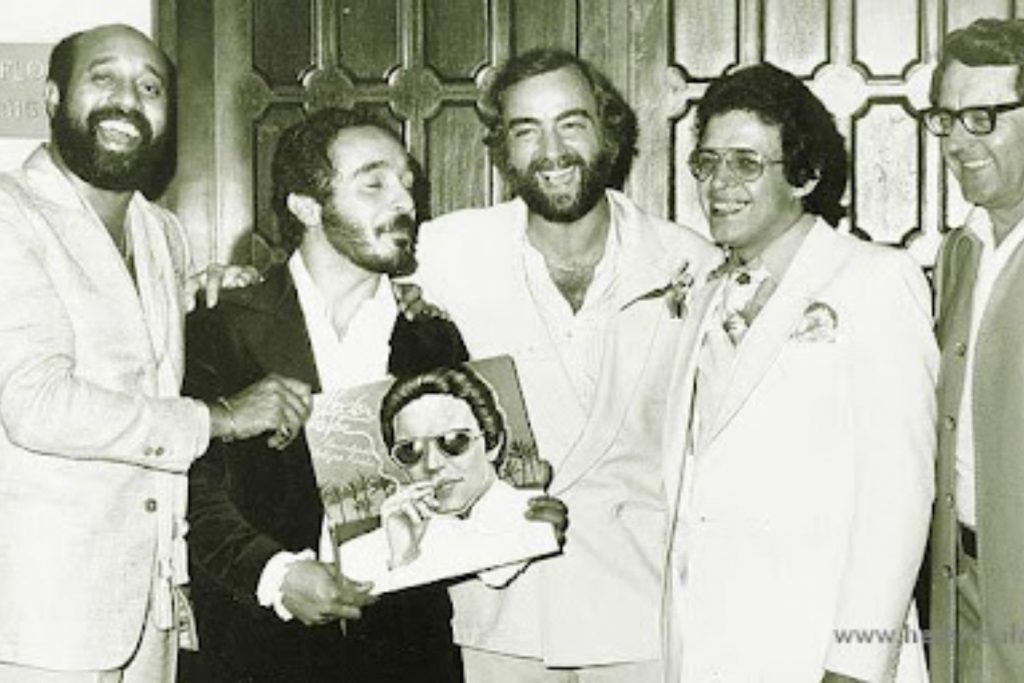 Willie Colón y Héctor Lavoe celebrando el éxito de uno de sus álbumes junto a otros músicos.