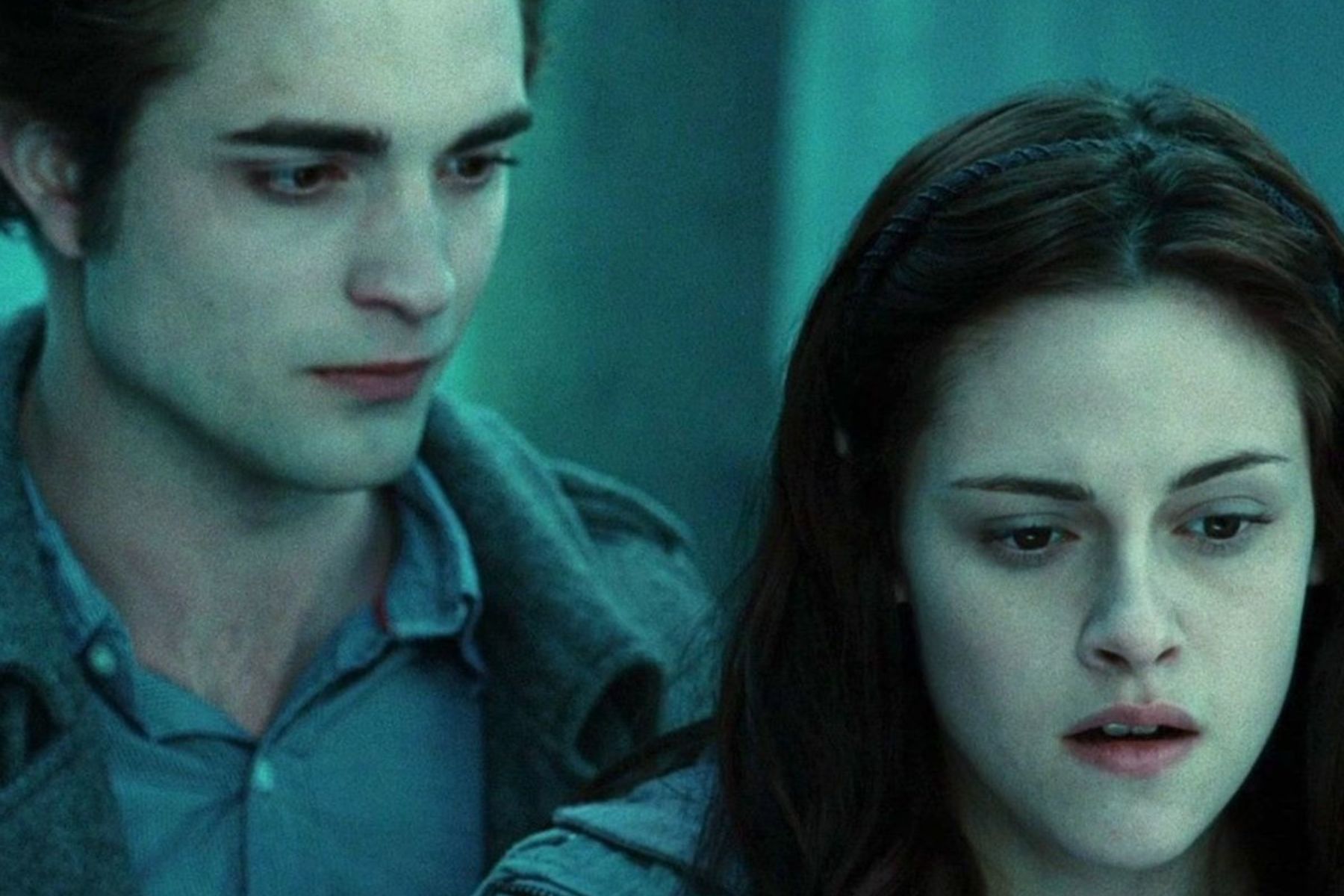 Los actores Robert Pattinson y Kristen Stewart como Edward Cullen y Bella Swan en la saga Crepúsculo.