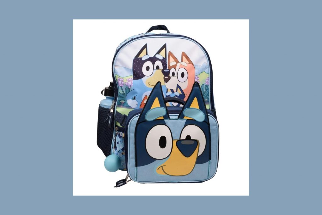 Una mochila escolar azul con los personajes de la caricatura Bluey.