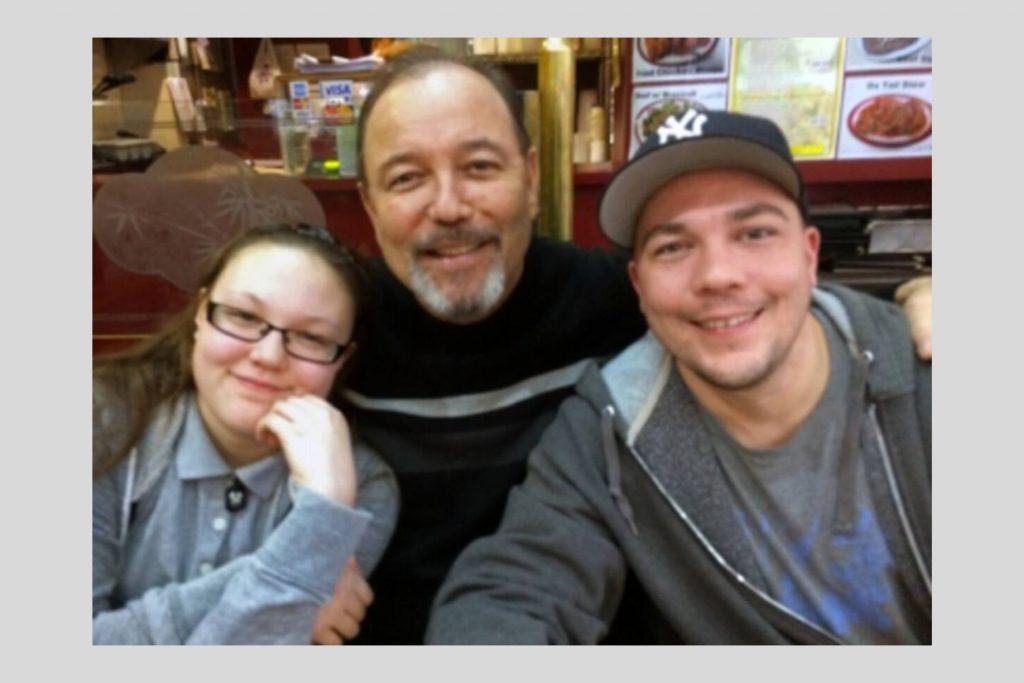 El salsero Ruben Blades junto a su hijo y su nieta