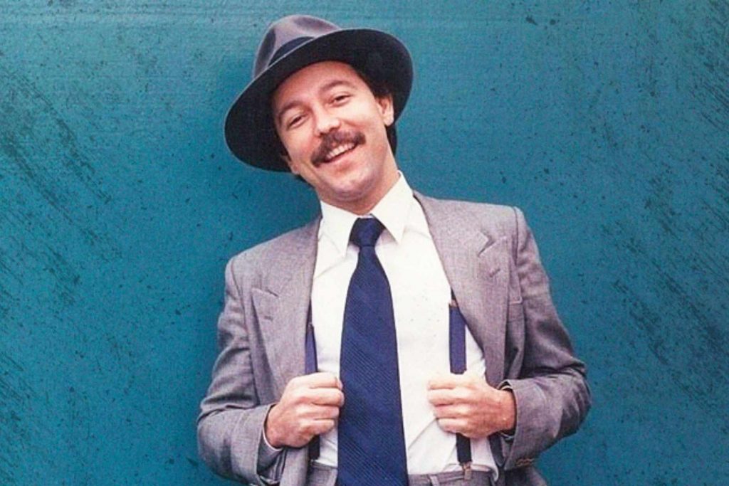 El salsero Rubén Blades en una de sus icónicas fotos de juventud con sombrero.