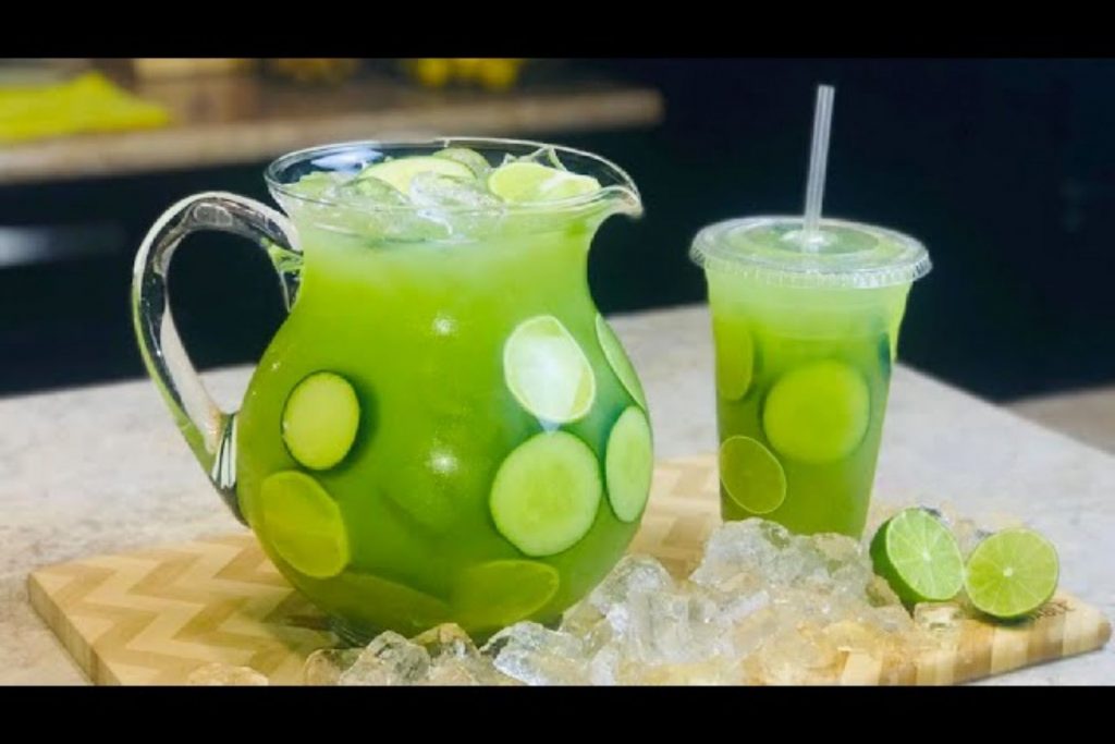 Una jarra de agua fresca de pepino con limón, que representa el color verde de la bandera. La nota comparte la receta para preparar las aguas frescas patrias para el 15 de septiembre.