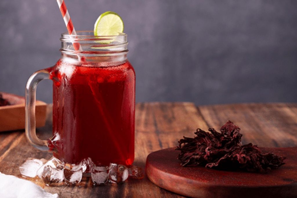 Un vaso de agua de jamaica bien fría, que representa el color rojo de la bandera. La nota comparte la receta fácil para preparar esta bebida clásica para las Fiestas Patrias.