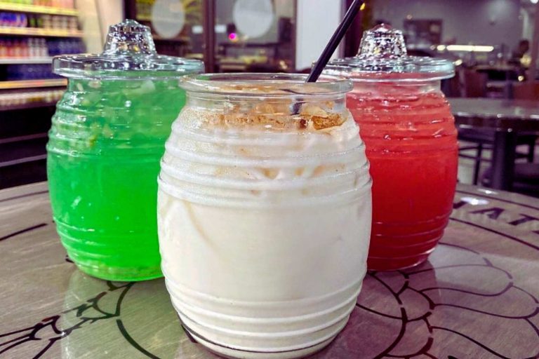 Tres garrafones de agua tricolor