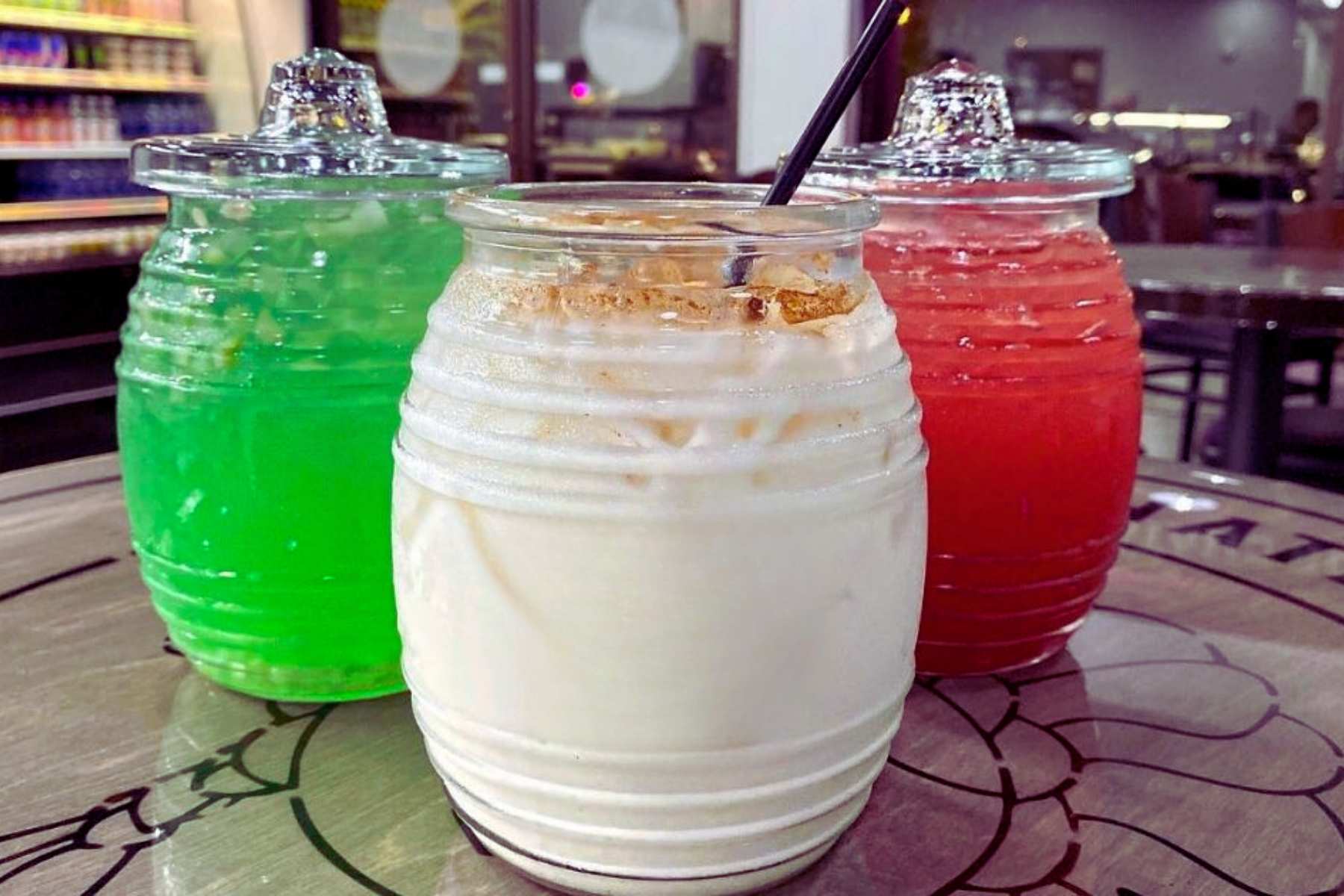 Tres garrafones de agua tricolor
