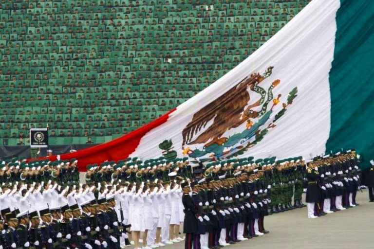 La imponente imagen del Desfile Militar, una tradición que une a las familias mexicanas y nos llena de orgullo.