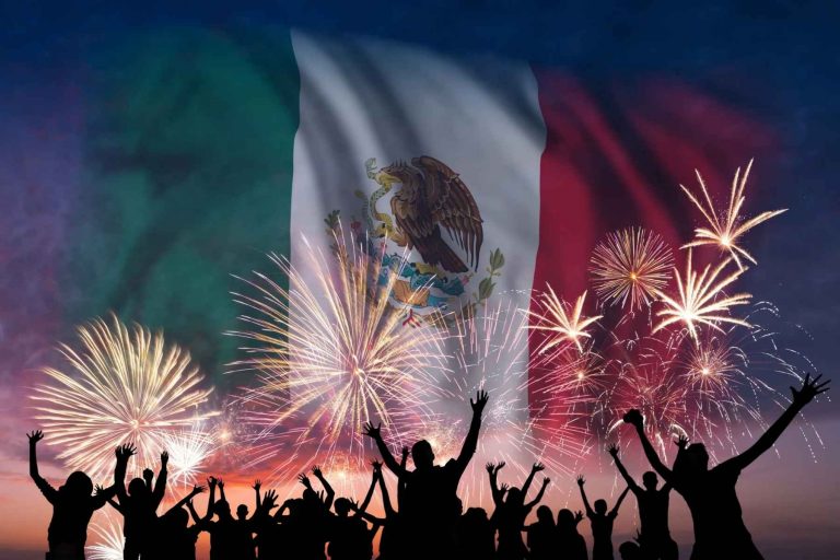 Siluetas de personas celebrando con la bandera de México y fuegos artificiales de fondo. La nota celebra la unión y el orgullo de ser mexicano durante las Fiestas Patrias.