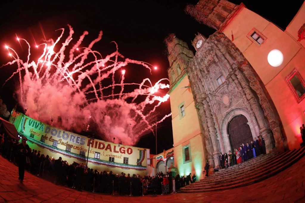  La Parroquia de Nuestra Señora de los Dolores en Guanajuato durante la ceremonia del Grito. La nota explora la historia y el origen de la celebración del 15 de septiembre.