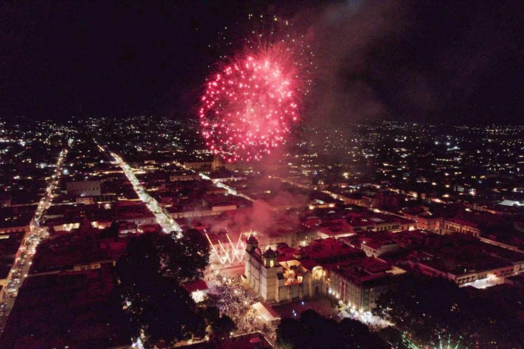 Vista aérea de la celebración del Grito en el centro de una ciudad mexicana. La nota destaca cómo se festeja el 15 de septiembre en todo el país.