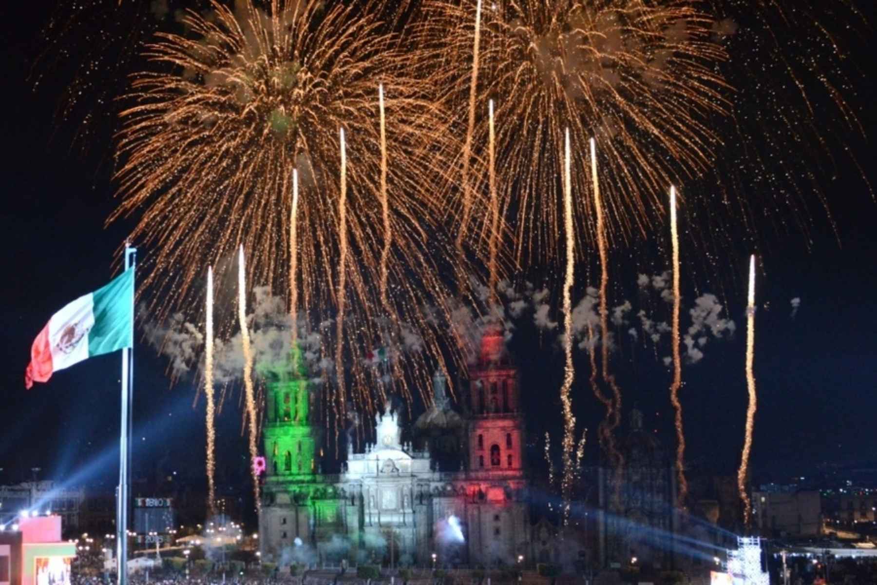 La Catedral Metropolitana en el Zócalo de la CDMX iluminada con los colores patrios. La nota informa sobre el espectáculo de luces y sonido de la celebración.