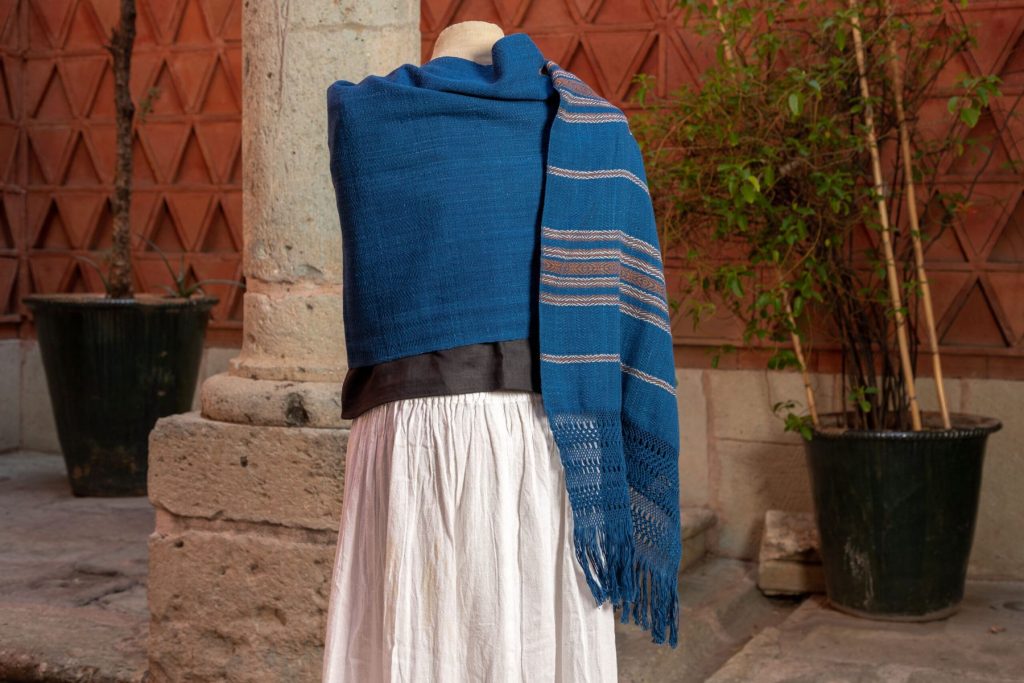 Un rebozo tradicional mexicano, ideal para complementar un atuendo. El artículo da consejos de moda para combinar esta prenda en las Fiestas Patrias.