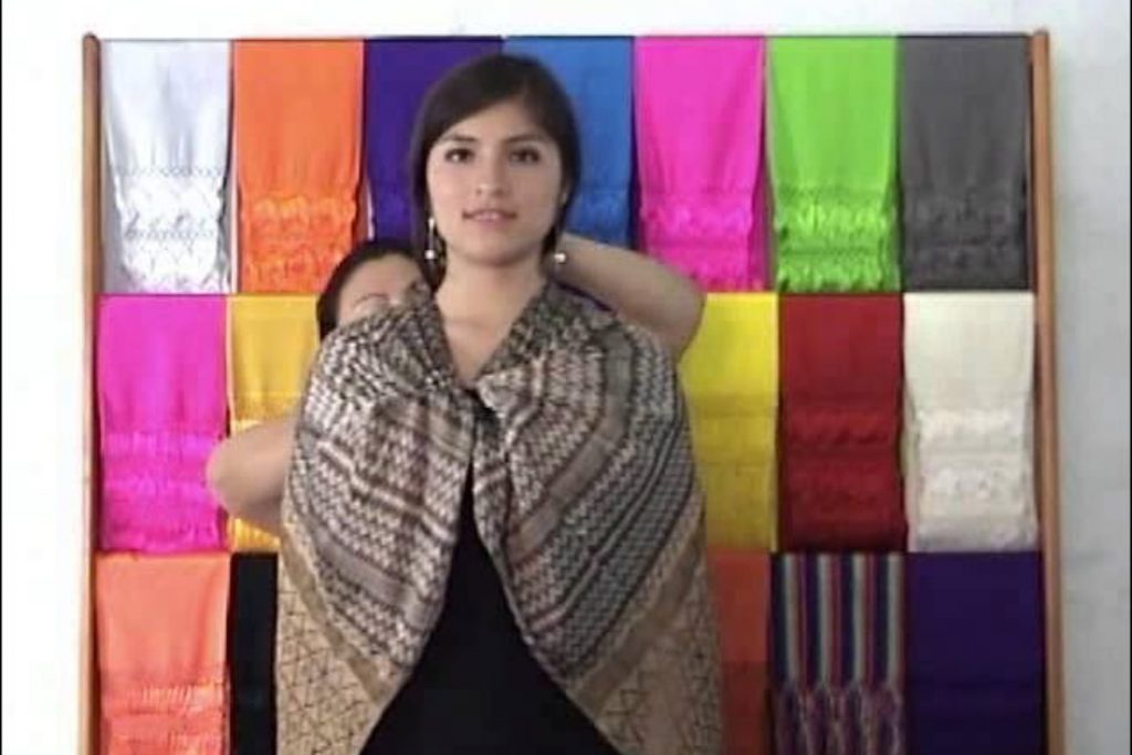 Un tutorial que muestra cómo usar un rebozo como chalina. El artículo da ideas para lucir esta prenda artesanal en la Noche Mexicana.