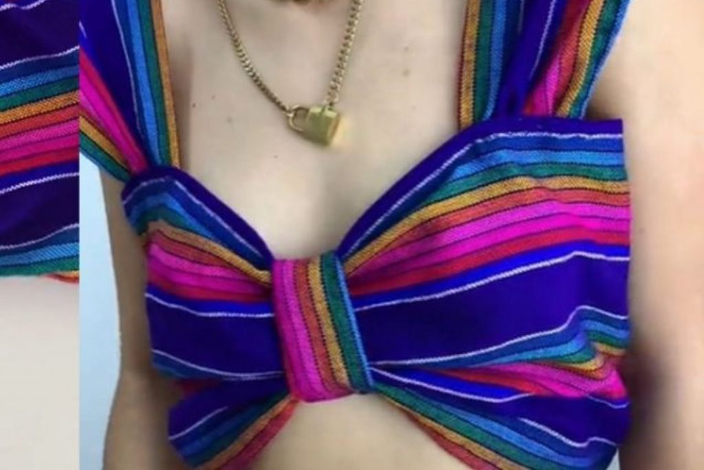 Un rebozo de colores vibrantes utilizado de forma creativa como un top o blusa. La nota ofrece ideas modernas para usar un rebozo.
