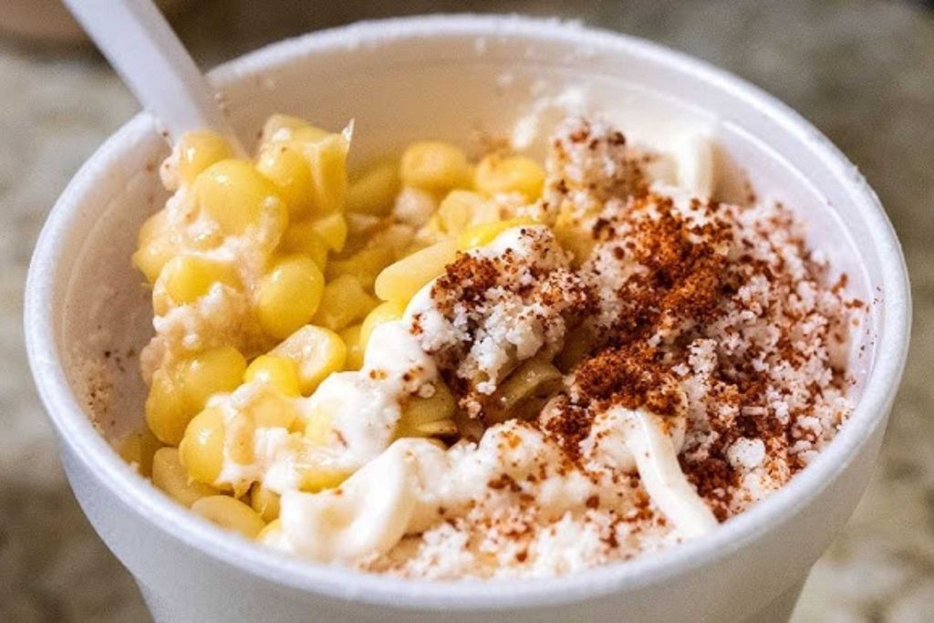 Un vaso de esquites con mayonesa, queso y chile en polvo. La nota te enseña la receta para preparar en casa este antojito callejero tan querido.