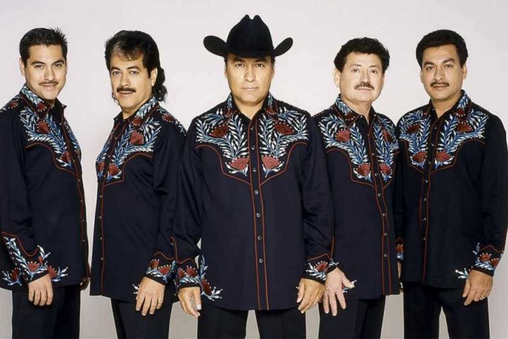 Los legendarios Tigres del Norte. La nota celebra la carrera de "Los Jefes de Jefes" y la historia detrás de sus corridos más famosos.