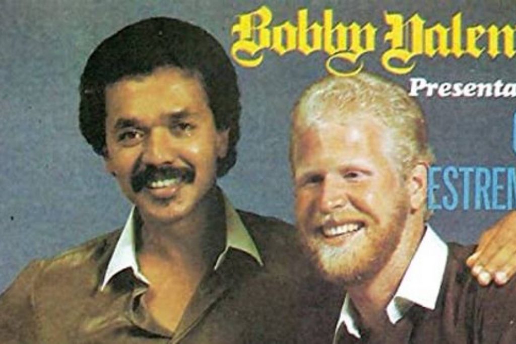 El legendario cantante Cano Estremera (izquierda) junto al músico y director de orquesta Bobby Valentín (derecha). La nota celebra la carrera de "El Dueño del Soneo".